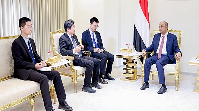رئيس الوزراء  خلال استقباله في عدن القائم بأعمال السفارة الصينية لدى اليمن